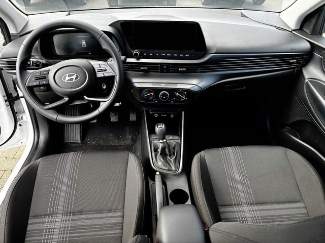 Hyundai i20 Comfort 1.2i 79PS, LUMEN-GREY METALLIC, 5 Jahre Garantie, NAVIGATION 10,25", Klima, Parksensoren hinten, Rückfahrkamera, Alarm, Lederlenkrad, Tempomat, Armlehne vorne, Reserverad, 4x elektr. Fensterheber, Fernlicht-Assistent 
