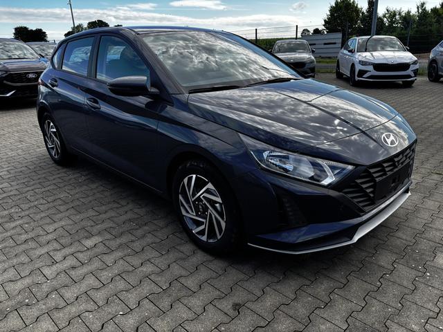 Hyundai i20 - Comfort 1.2i 79PS, AURORA-GRAU METALLIC, DESIGN-PACK: 16" ALUFELGEN + LED, 5 Jahre Garantie, NAVIGATION 10,25", Klima, Parksensoren hinten, Rückfahrkamera, Alarm, Lederlenkrad, Tempomat, Armlehne vorne, Reserverad, 4x elektr. Fensterheber, Fernlicht-Assistent