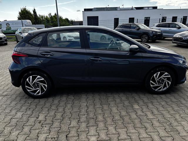 Hyundai i20 - Comfort 1.2i 79PS, AURORA-GRAU METALLIC, DESIGN-PACK: 16" ALUFELGEN + LED, 5 Jahre Garantie, NAVIGATION 10,25", Klima, Parksensoren hinten, Rückfahrkamera, Alarm, Lederlenkrad, Tempomat, Armlehne vorne, Reserverad, 4x elektr. Fensterheber, Fernlicht-Assistent