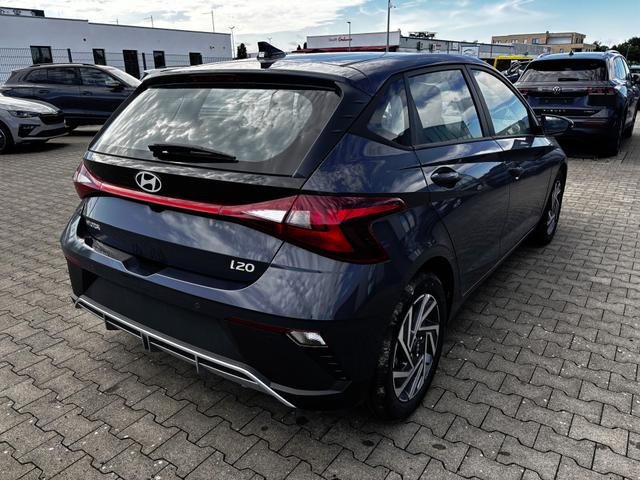 Hyundai i20 Comfort 1.2i 79PS, AURORA-GRAU METALLIC, DESIGN-PACK: 16" ALUFELGEN + LED, 5 Jahre Garantie, NAVIGATION 10,25", Klima, Parksensoren hinten, Rückfahrkamera, Alarm, Lederlenkrad, Tempomat, Armlehne vorne, Reserverad, 4x elektr. Fensterheber, Fernlicht-Assistent 