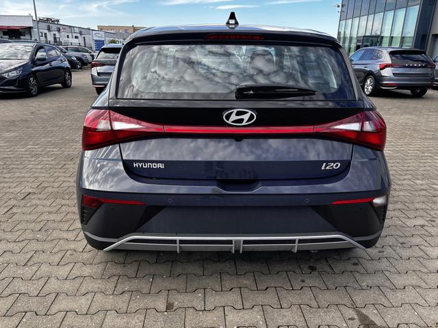 Hyundai i20 Comfort 1.2i 79PS, AURORA-GRAU METALLIC, DESIGN-PACK: 16" ALUFELGEN + LED, 5 Jahre Garantie, NAVIGATION 10,25", Klima, Parksensoren hinten, Rückfahrkamera, Alarm, Lederlenkrad, Tempomat, Armlehne vorne, Reserverad, 4x elektr. Fensterheber, Fernlicht-Assistent 