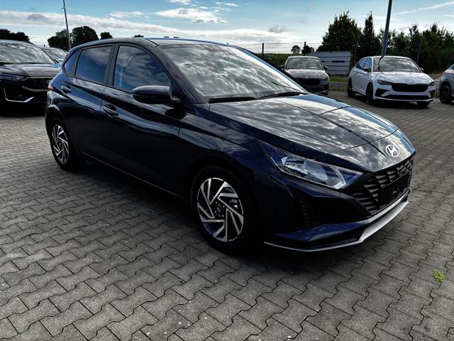 Hyundai i20 - Family 1.2i 79PS, AURORA-GRAU METALLIC, WINTER-PAKET, KLIMAAUTOMATIK, 16" ALUFELGEN, 5 Jahre Garantie, NAVIGATION 10,25", Parksensoren hinten, Rückfahrkamera, Alarm, Lederlenkrad, Tempomat, Armlehne vorne, Reserverad, 4x elektr. Fensterheber, Fernlicht-Assisten