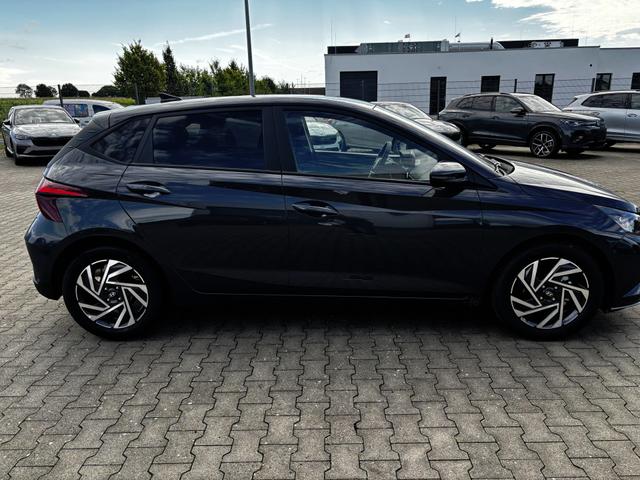 Hyundai i20 - Family 1.2i 79PS, AURORA-GRAU METALLIC, WINTER-PAKET, KLIMAAUTOMATIK, 16" ALUFELGEN, 5 Jahre Garantie, NAVIGATION 10,25", Parksensoren hinten, Rückfahrkamera, Alarm, Lederlenkrad, Tempomat, Armlehne vorne, Reserverad, 4x elektr. Fensterheber, Fernlicht-Assisten