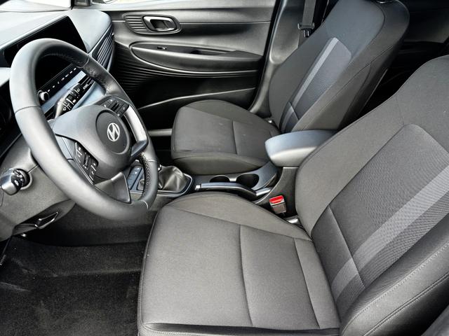 Hyundai i20 Family 1.2i 79PS, MANGROVE-PEARL, FULL-LED-SCHEINWERFER, WINTER-PAKET, KLIMAAUTOMATIK, 16" ALUFELGEN, 5 Jahre Garantie, NAVIGATION 10,25", Parksensoren hinten, Rückfahrkamera, Alarm, Lederlenkrad, Tempomat, Armlehne vorne, Reserverad, 4x elektr. Fensterheber 