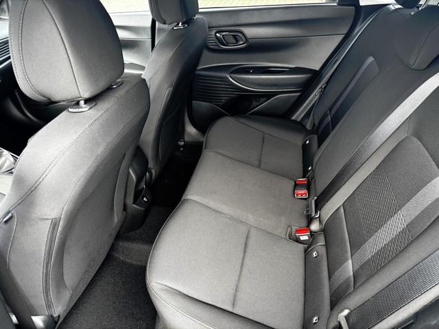 Hyundai i20 Family 1.2i 79PS, MANGROVE-PEARL, FULL-LED-SCHEINWERFER, WINTER-PAKET, KLIMAAUTOMATIK, 16" ALUFELGEN, 5 Jahre Garantie, NAVIGATION 10,25", Parksensoren hinten, Rückfahrkamera, Alarm, Lederlenkrad, Tempomat, Armlehne vorne, Reserverad, 4x elektr. Fensterheber 