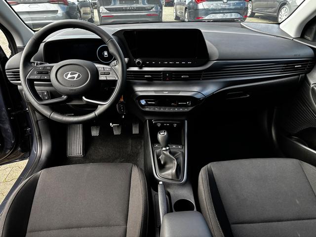 Hyundai i20 Family 1.2i 79PS, MANGROVE-PEARL, FULL-LED-SCHEINWERFER, WINTER-PAKET, KLIMAAUTOMATIK, 16" ALUFELGEN, 5 Jahre Garantie, NAVIGATION 10,25", Parksensoren hinten, Rückfahrkamera, Alarm, Lederlenkrad, Tempomat, Armlehne vorne, Reserverad, 4x elektr. Fensterheber 