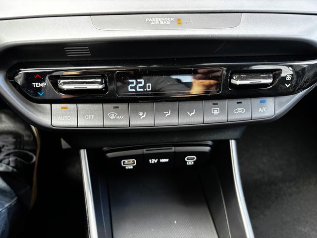Hyundai i20 Family 1.2i 79PS, MANGROVE-PEARL, FULL-LED-SCHEINWERFER, WINTER-PAKET, KLIMAAUTOMATIK, 16" ALUFELGEN, 5 Jahre Garantie, NAVIGATION 10,25", Parksensoren hinten, Rückfahrkamera, Alarm, Lederlenkrad, Tempomat, Armlehne vorne, Reserverad, 4x elektr. Fensterheber 