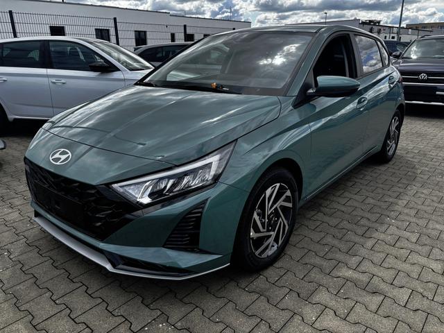 Hyundai i20 - Family 1.2i 79PS, MANGROVE-PEARL, FULL-LED-SCHEINWERFER, WINTER-PAKET, KLIMAAUTOMATIK, 16" ALUFELGEN, 5 Jahre Garantie, NAVIGATION 10,25", Parksensoren hinten, Rückfahrkamera, Alarm, Lederlenkrad, Tempomat, Armlehne vorne, Reserverad, 4x elektr. Fensterheber