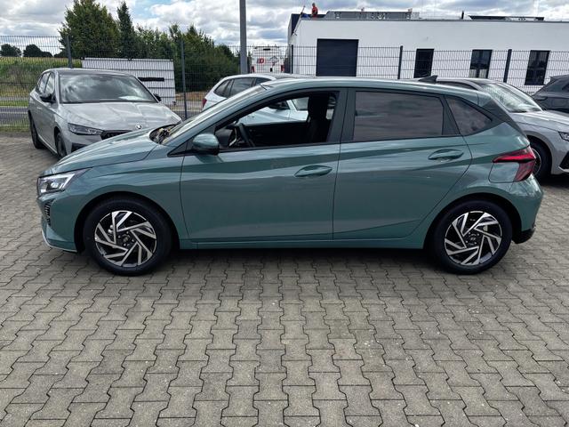 Hyundai i20 - Family 1.2i 79PS, MANGROVE-PEARL, FULL-LED-SCHEINWERFER, WINTER-PAKET, KLIMAAUTOMATIK, 16" ALUFELGEN, 5 Jahre Garantie, NAVIGATION 10,25", Parksensoren hinten, Rückfahrkamera, Alarm, Lederlenkrad, Tempomat, Armlehne vorne, Reserverad, 4x elektr. Fensterheber