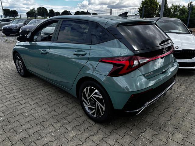 Hyundai i20 Family 1.2i 79PS, MANGROVE-PEARL, FULL-LED-SCHEINWERFER, WINTER-PAKET, KLIMAAUTOMATIK, 16" ALUFELGEN, 5 Jahre Garantie, NAVIGATION 10,25", Parksensoren hinten, Rückfahrkamera, Alarm, Lederlenkrad, Tempomat, Armlehne vorne, Reserverad, 4x elektr. Fensterheber 