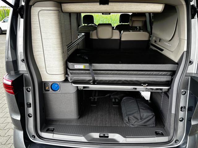 Volkswagen T7 California Ocean 1.5 eHybrid (PLUG-IN-HYBRID) 245PS ALLRAD DSG (AUTOMATIK), 17" Alu, ELEKTRISCHES Aufstelldach, Privacy-Glas, 3-Zonen-Climatronic, KÜCHE, Standheizung, Sitzheizung, Parksensoren vorne und hinten, Digital Cockpit Pro, Radio 10"+App, SIDE ASSIST, ACC, 