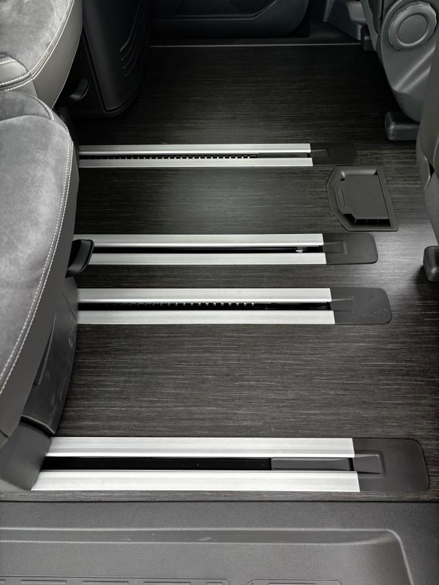 Volkswagen T7 California Ocean 1.5 eHybrid (PLUG-IN-HYBRID) 245PS ALLRAD DSG (AUTOMATIK), 17" Alu, ELEKTRISCHES Aufstelldach, Privacy-Glas, 3-Zonen-Climatronic, KÜCHE, Standheizung, Sitzheizung, Parksensoren vorne und hinten, Digital Cockpit Pro, Radio 10"+App, SIDE ASSIST, ACC, 