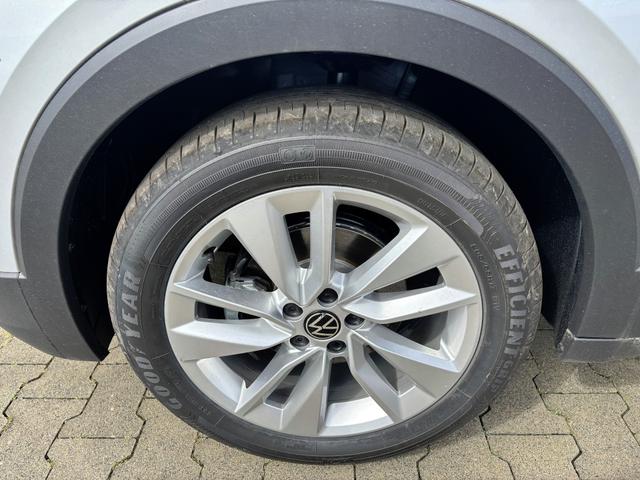 Volkswagen T-Cross LIFE 1.0 TSI 115PS DSG/AUTOMATIK, Silber-Metallic, Parksensoren v/h, Rückfahrkamera, Privacy-Glas, Sitzheizung, Climatronic, IQ LIGHT MATRIX-LED, Radio Ready2Discover+Wireless App-Connect, 17" Alu, KEYLESS, M-Lederlenkrad, Dachreling 