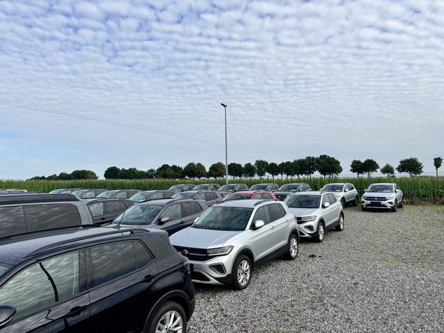 Volkswagen T-Cross LIFE 1.5 TSI 150PS DSG/AUTOMATIK, Rauch-Grau-Metallic, Parksensoren hinten, Rückfahrkamera, Privacy-Glas, Sitzheizung, Climatronic, IQ LIGHT MATRIX-LED, Radio Ready2Discover+App-Connect, 17" Alu, KEYLESS, M-Lederlenkrad, Dachreling 