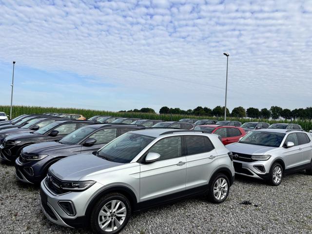 Volkswagen T-Cross LIFE 1.5 TSI 150PS DSG/AUTOMATIK, Rauch-Grau-Metallic, Parksensoren hinten, Rückfahrkamera, Privacy-Glas, Sitzheizung, Climatronic, IQ LIGHT MATRIX-LED, Radio Ready2Discover+App-Connect, 17" Alu, KEYLESS, M-Lederlenkrad, Dachreling 