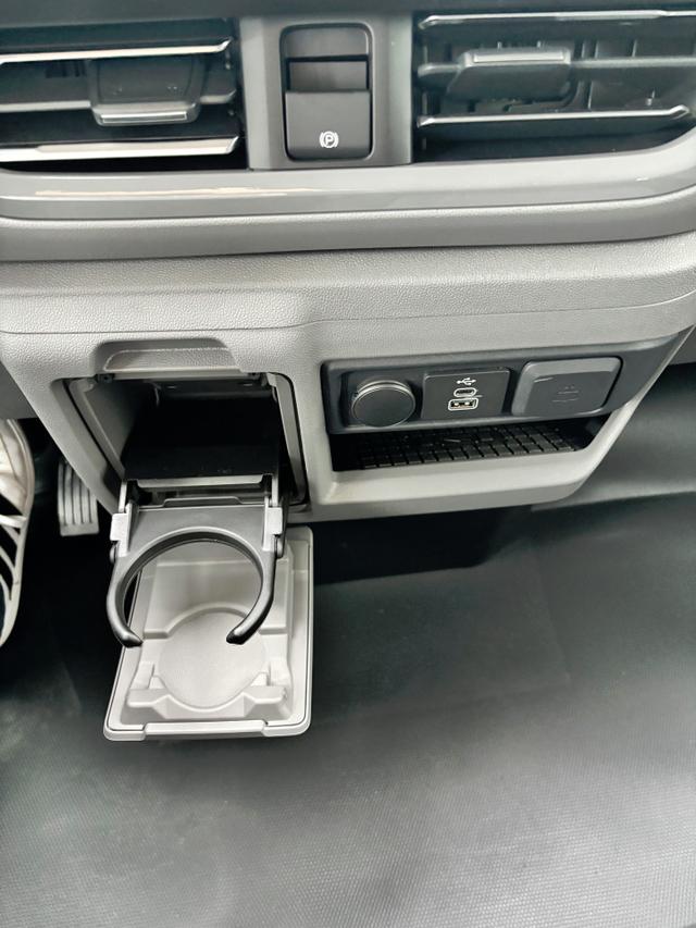 Volkswagen T7 Caravelle Basis 2.0 TDI 110PS, 8-Sitzer, LED-Scheinwerfer, 3-Zonen-Climatronic, Parksensoren vorn/hinten, Rückfahrkamera, Privacy-Glas, Tempomat, Radio 13" + Wireless-App-Connect, Digitales Cockpit 