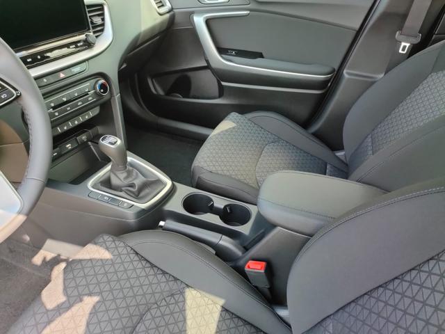 Kia Ceed Sportswagon Spin 1.5 T-GDI 140PS 6-Gang, Weiß, 16" Alu, Klimaanlage, Winter-Paket, Navi 10,25", Parksensoren hinten, Rückfahrkamera, Tempomat, Dachreling, Lederlenkrad 