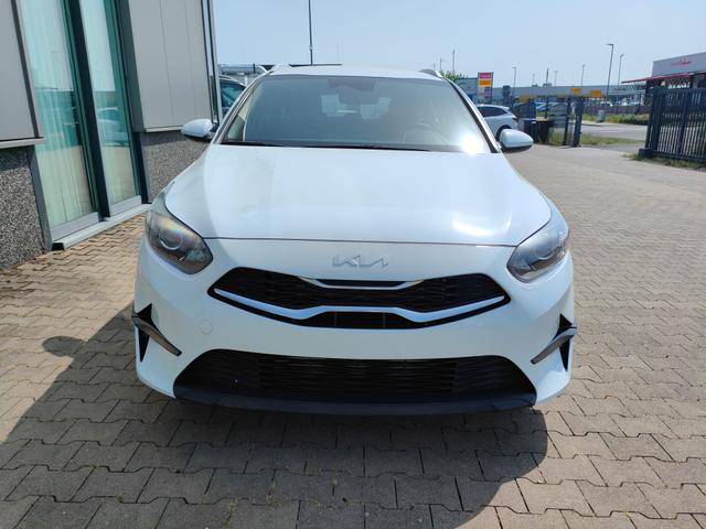 Kia Ceed Sportswagon Spin 1.5 T-GDI 140PS 6-Gang, Weiß, 16" Alu, Klimaanlage, Winter-Paket, Navi 10,25", Parksensoren hinten, Rückfahrkamera, Tempomat, Dachreling, Lederlenkrad 