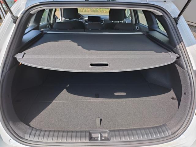 Kia Ceed Sportswagon Spin 1.5 T-GDI 140PS 6-Gang, Weiß, 16" Alu, Klimaanlage, Winter-Paket, Navi 10,25", Parksensoren hinten, Rückfahrkamera, Tempomat, Dachreling, Lederlenkrad 