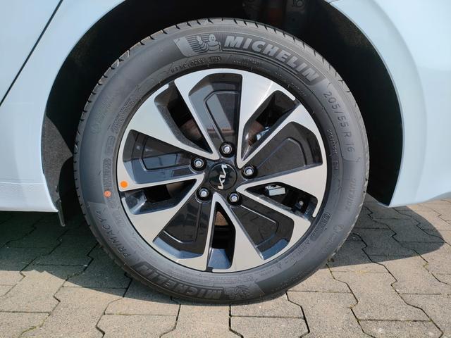 Kia Ceed Sportswagon Spin 1.5 T-GDI 140PS 6-Gang, Weiß, 16" Alu, Klimaanlage, Winter-Paket, Navi 10,25", Parksensoren hinten, Rückfahrkamera, Tempomat, Dachreling, Lederlenkrad 