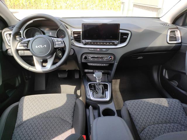 Kia Ceed Sportswagon Spin 1.5 T-GDI 140PS 7DCT AUTOMATIK, Weiß, 16" Alu, Klimaanlage, Winter-Paket, Navi 10,25", Parksensoren hinten, Rückfahrkamera, Tempomat, Dachreling, Lederlenkrad 