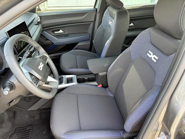 Dacia Bigster Essential 1.2 TCe 140 Mild-Hybrid (2), 17" Alufelgen, Klimaanlage, Radio 10", Parksensoren hinten, Rückfahrkamera, Tempomat, Lederlenkrad, Dachreling 