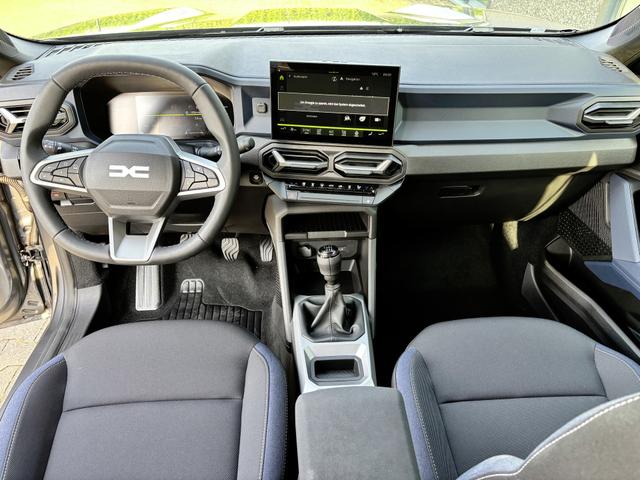 Dacia Bigster Essential 1.2 TCe 140 Mild-Hybrid (2), 17" Alufelgen, Klimaanlage, Radio 10", Parksensoren hinten, Rückfahrkamera, Tempomat, Lederlenkrad, Dachreling 