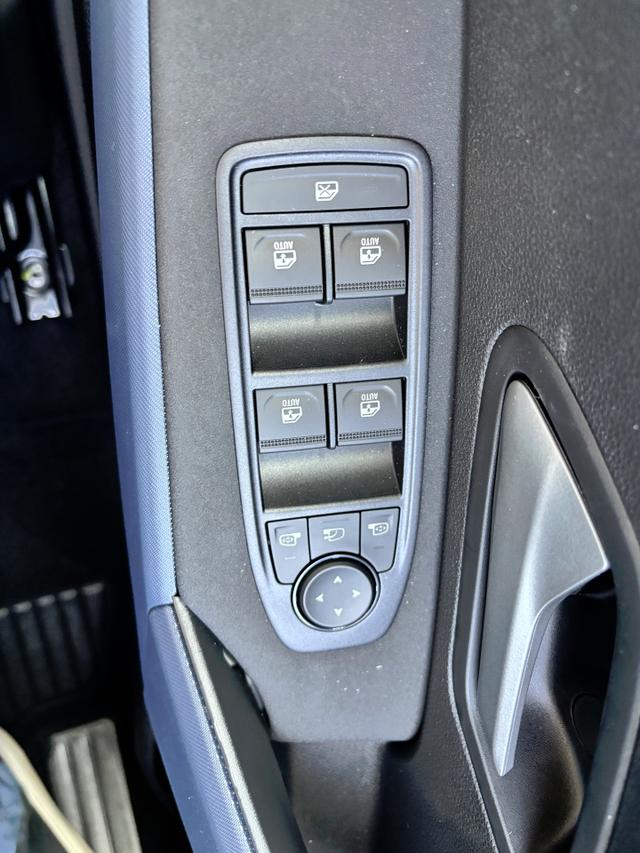 Dacia Bigster Essential 1.2 TCe 140 Mild-Hybrid (2), 17" Alufelgen, Klimaanlage, Radio 10", Parksensoren hinten, Rückfahrkamera, Tempomat, Lederlenkrad, Dachreling 
