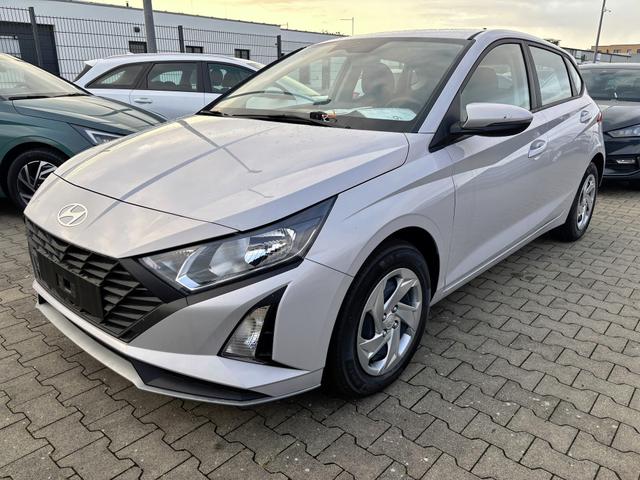 Hyundai i20 - Comfort 1.2i 79PS, LUMEN-GREY METALLIC, 5 Jahre Garantie, NAVIGATION 10,25", Klima, Parksensoren hinten, Rückfahrkamera, Alarm, Lederlenkrad, Tempomat, Armlehne vorne, Reserverad, 4x elektr. Fensterheber, Fernlicht-Assistent