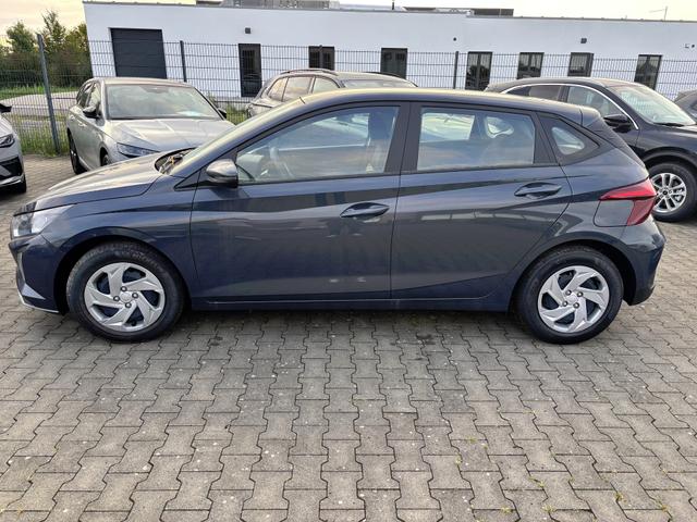 Hyundai i20 - Comfort 1.2i 79PS, AURORA-GRAU METALLIC, 5 Jahre Garantie, NAVIGATION 10,25", Klima, Parksensoren hinten, Rückfahrkamera, Alarm, Lederlenkrad, Tempomat, Armlehne vorne, Reserverad, 4x elektr. Fensterheber, Fernlicht-Assistent