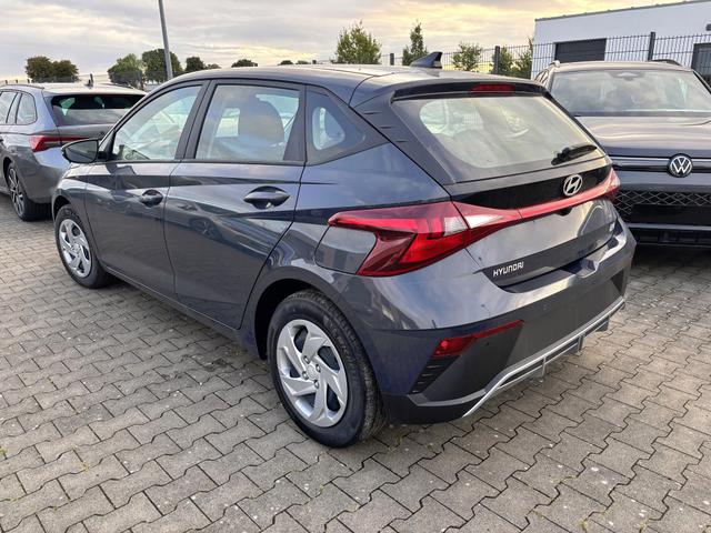 Hyundai i20 Comfort 1.2i 79PS, AURORA-GRAU METALLIC, 5 Jahre Garantie, NAVIGATION 10,25", Klima, Parksensoren hinten, Rückfahrkamera, Alarm, Lederlenkrad, Tempomat, Armlehne vorne, Reserverad, 4x elektr. Fensterheber, Fernlicht-Assistent 