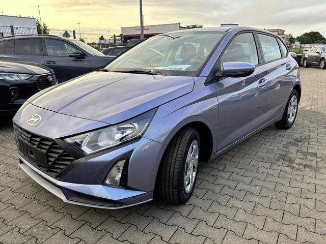 Hyundai i20 - Comfort 1.2i 79PS, META-BLUE METALLIC, 5 Jahre Garantie, NAVIGATION 10,25", Klima, Parksensoren hinten, Rückfahrkamera, Alarm, Lederlenkrad, Tempomat, Armlehne vorne, Reserverad, 4x elektr. Fensterheber, Fernlicht-Assistent