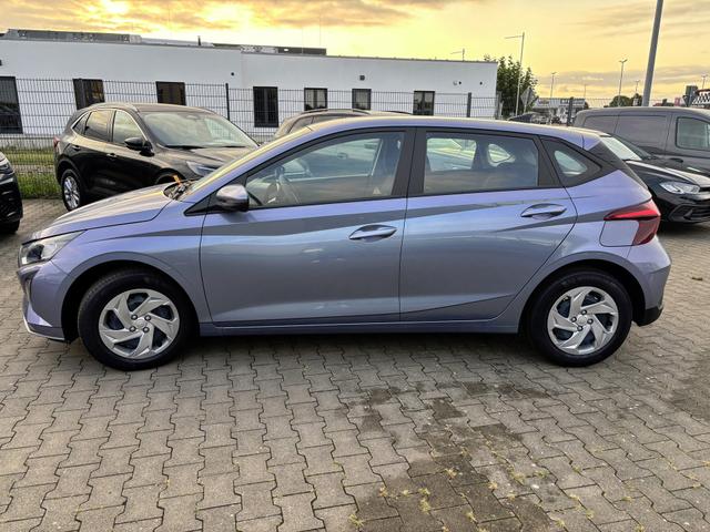 Hyundai i20 - Comfort 1.2i 79PS, META-BLUE METALLIC, 5 Jahre Garantie, NAVIGATION 10,25", Klima, Parksensoren hinten, Rückfahrkamera, Alarm, Lederlenkrad, Tempomat, Armlehne vorne, Reserverad, 4x elektr. Fensterheber, Fernlicht-Assistent
