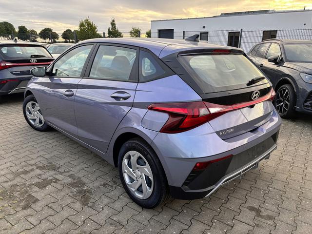 Hyundai i20 Comfort 1.2i 79PS, META-BLUE METALLIC, 5 Jahre Garantie, NAVIGATION 10,25", Klima, Parksensoren hinten, Rückfahrkamera, Alarm, Lederlenkrad, Tempomat, Armlehne vorne, Reserverad, 4x elektr. Fensterheber, Fernlicht-Assistent 