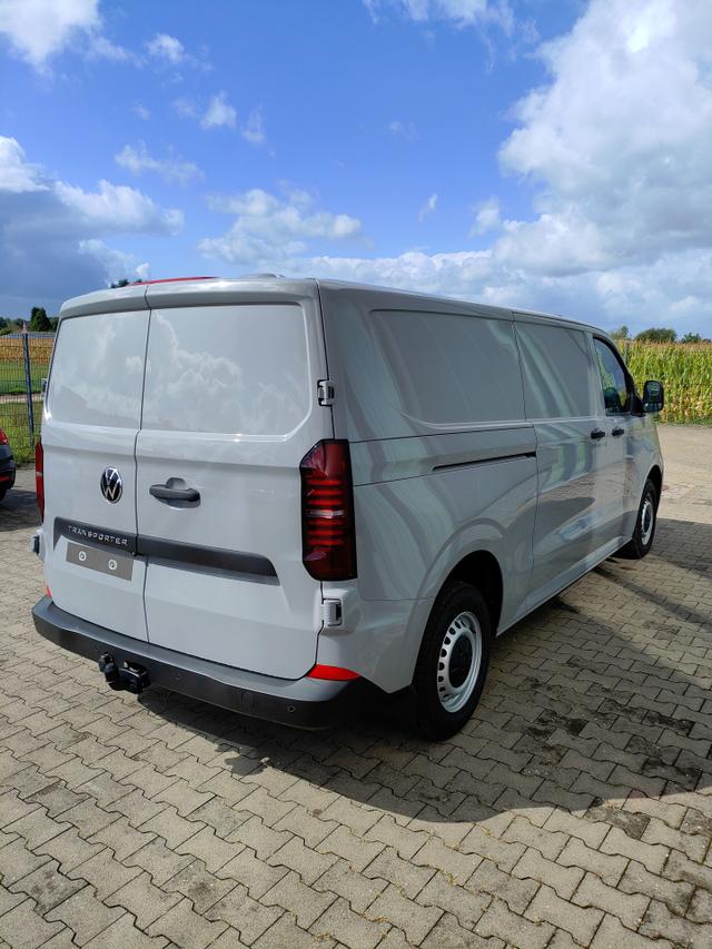 Volkswagen T7 Kastenwagen Basis 2.0 TDI 170PS AUTOMATIK LANG, Grau, HECKFLÜGELTÜREN, 2-Zonen-Klimautomatik, M-Lederlenkrad, Anhängerkupplung, Parksensoren vorn/hinten, Rückfahrkamera, Frontscheibe beheizbar, Ganzjahresreifen, Sitzpaket 46 (inkl. Sitzheizung), Reserverad, 70l Tank 