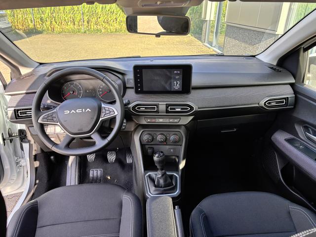 Dacia Sandero Expression 1.0 ECO-G 100 BENZIN/LPG-GASANLAGE, Weiß, Klimaanlage, NAVIGATIONSSYSTEM 8", Parksensoren VORNE + HINTEN, RÜCKFAHRKAMERA, TOTER-WINKEL-WARNER, Nebelscheinwerfer, Tempomat, Lederlenkrad, Armlehne, Spiegel elektr. einstell-/beheizbar, ZV mit Fernbedienung 