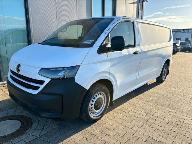 Volkswagen T7 Kastenwagen - Basis 2.0 TDI 170PS AUTOMATIK LANG, Weiß, HECKFLÜGELTÜREN, 2-Zonen-Klimautomatik, M-Lederlenkrad, Anhängerkupplung, Parksensoren vorn/hinten, Rückfahrkamera, Frontscheibe beheizbar, Ganzjahresreifen, Sitzpaket 46 (inkl. Sitzheizung), Reserverad, 70l Tank