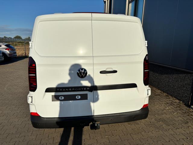 Volkswagen T7 Kastenwagen Basis 2.0 TDI 170PS AUTOMATIK LANG, Weiß, HECKFLÜGELTÜREN, 2-Zonen-Klimautomatik, M-Lederlenkrad, Anhängerkupplung, Parksensoren vorn/hinten, Rückfahrkamera, Frontscheibe beheizbar, Ganzjahresreifen, Sitzpaket 46 (inkl. Sitzheizung), Reserverad, 70l Tank 