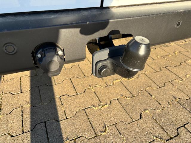 Volkswagen T7 Kastenwagen Basis 2.0 TDI 170PS AUTOMATIK LANG, Schwarz, HECKFLÜGELTÜREN, 2-Zonen-Klimautomatik, M-Lederlenkrad, Anhängerkupplung, Parksensoren vorn/hinten, Rückfahrkamera, Frontscheibe beheizbar, Ganzjahresreifen, Sitzpaket 46 (inkl. Sitzheizung), Reserverad, 70l Tank 