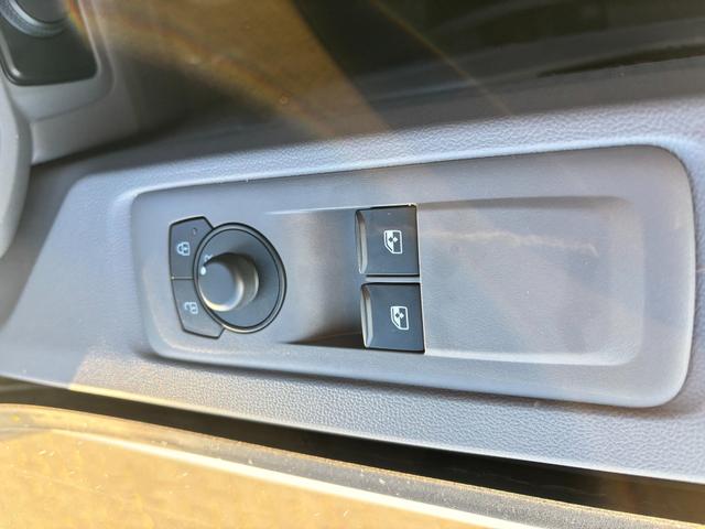 Volkswagen T7 Kastenwagen Basis 2.0 TDI 170PS AUTOMATIK LANG, Schwarz, HECKFLÜGELTÜREN, 2-Zonen-Klimautomatik, M-Lederlenkrad, Anhängerkupplung, Parksensoren vorn/hinten, Rückfahrkamera, Frontscheibe beheizbar, Ganzjahresreifen, Sitzpaket 46 (inkl. Sitzheizung), Reserverad, 70l Tank 