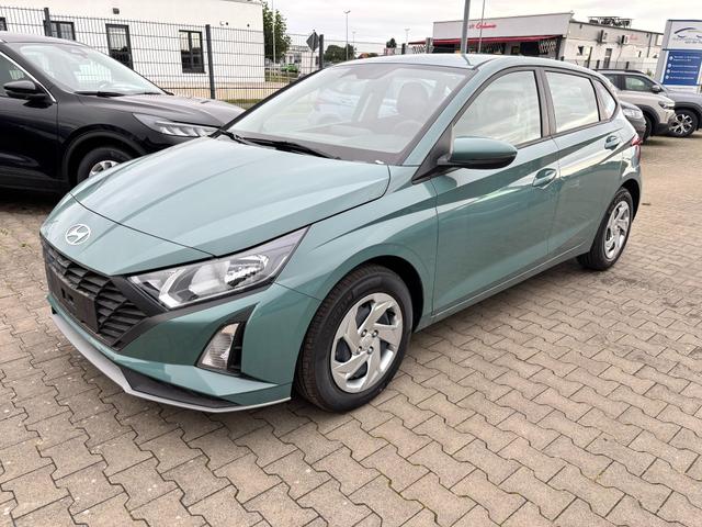Hyundai i20 - Comfort 1.2i 79PS, MANGROVE-GREEN, 5 Jahre Garantie, NAVIGATION 10,25", Klima, Parksensoren hinten, Rückfahrkamera, Alarm, Lederlenkrad, Tempomat, Armlehne vorne, Reserverad, 4x elektr. Fensterheber, Fernlicht-Assistent