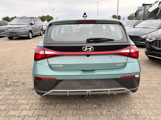 Hyundai i20 Comfort 1.0 T-GDI 90PS, NAVI 10,25", Klimaanlage, Parksensoren hinten, Rückfahrkamera, Tempomat, Lederlenkrad, Reserverad, Alarm, Armlehne, ZV mit Fernbedienung, Fernlichtassistent, 4x elektr. Fensterheber 