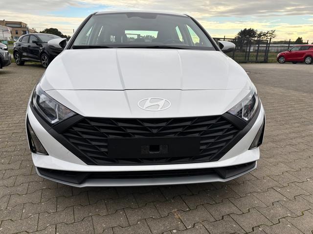 Hyundai i20 Comfort 1.0 T-GDI 90PS, NAVI 10,25", Klimaanlage, Parksensoren hinten, Rückfahrkamera, Tempomat, Lederlenkrad, Reserverad, Alarm, Armlehne, ZV mit Fernbedienung, Fernlichtassistent, 4x elektr. Fensterheber 