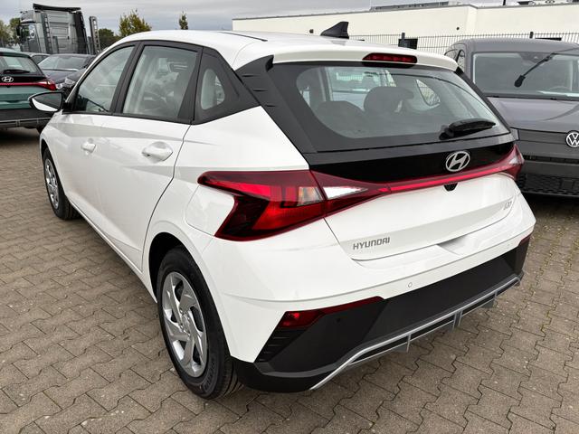 Hyundai i20 Comfort 1.0 T-GDI 90PS, NAVI 10,25", Klimaanlage, Parksensoren hinten, Rückfahrkamera, Tempomat, Lederlenkrad, Reserverad, Alarm, Armlehne, ZV mit Fernbedienung, Fernlichtassistent, 4x elektr. Fensterheber 