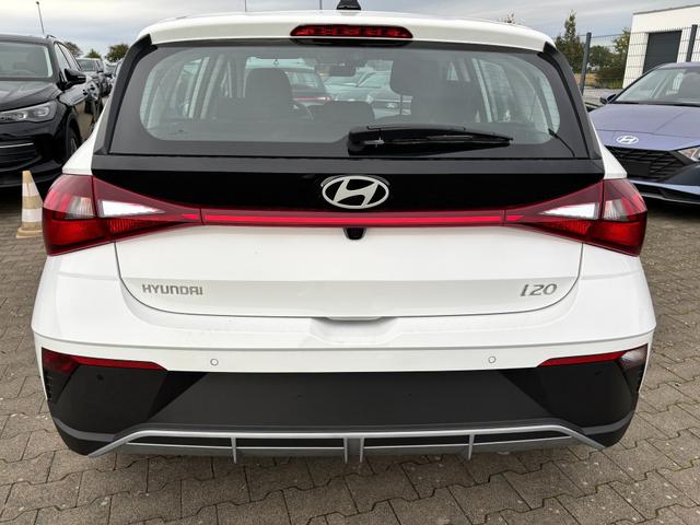 Hyundai i20 Comfort 1.0 T-GDI 90PS, NAVI 10,25", Klimaanlage, Parksensoren hinten, Rückfahrkamera, Tempomat, Lederlenkrad, Reserverad, Alarm, Armlehne, ZV mit Fernbedienung, Fernlichtassistent, 4x elektr. Fensterheber 