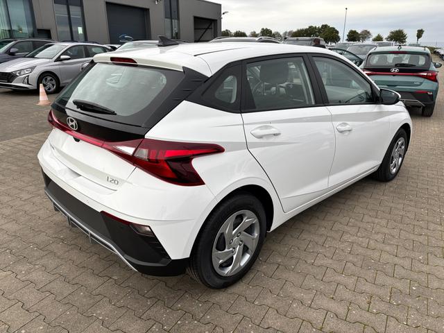 Hyundai i20 Comfort 1.0 T-GDI 90PS, NAVI 10,25", Klimaanlage, Parksensoren hinten, Rückfahrkamera, Tempomat, Lederlenkrad, Reserverad, Alarm, Armlehne, ZV mit Fernbedienung, Fernlichtassistent, 4x elektr. Fensterheber 
