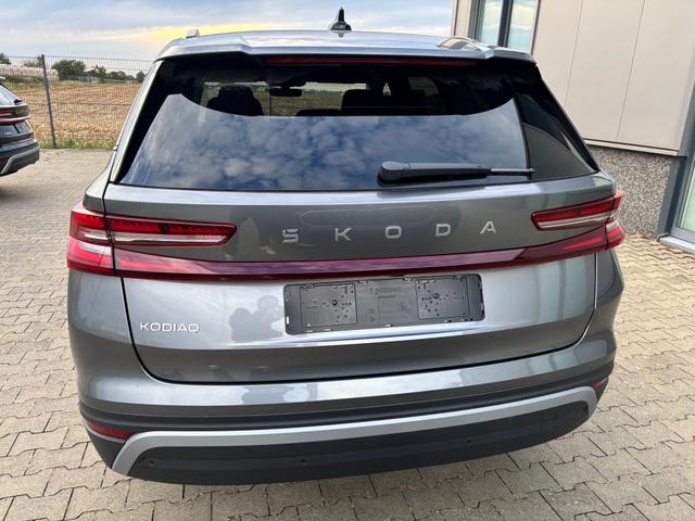 Skoda Kodiaq Selection 1.5 TSI mHEV 150PS DSG, 3J. Garantie, STANDHEIZUNG, 19" Alu, MATRIX-LED, NAVI 13", Alarm, Anhängerkupplung, Elektr. Heckklappe, ACC, 3Z-Climatronic, KESSY, Sitzheizung, Parksensoren v/h, Kamera, Fahrersitz elektr/Memory, Lederlenkrad beheizt, Virtual Coc 