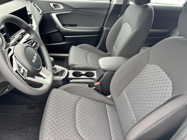 Kia Ceed Sportswagon Spin 1.5 T-GDI 140PS 7DCT AUTOMATIK, Weiß, 16" Alu, Klimaanlage, Winter-Paket, Navi 10,25", Parksensoren hinten, Rückfahrkamera, Tempomat, Dachreling, Lederlenkrad 
