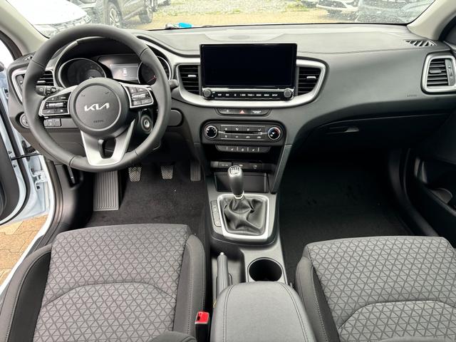Kia Ceed Sportswagon Spin 1.5 T-GDI 140PS 7DCT AUTOMATIK, Weiß, 16" Alu, Klimaanlage, Winter-Paket, Navi 10,25", Parksensoren hinten, Rückfahrkamera, Tempomat, Dachreling, Lederlenkrad 