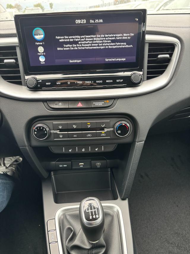Kia Ceed Sportswagon Spin 1.5 T-GDI 140PS 7DCT AUTOMATIK, Weiß, 16" Alu, Klimaanlage, Winter-Paket, Navi 10,25", Parksensoren hinten, Rückfahrkamera, Tempomat, Dachreling, Lederlenkrad 